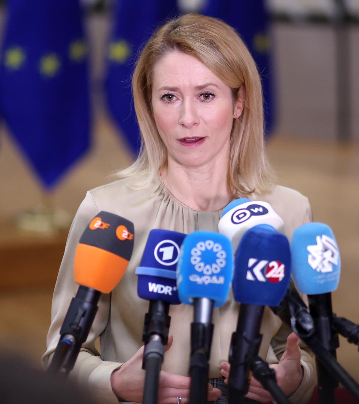 Kaja Kallas spricht bei ihrer Ankunft zum Treffen des EU-Außenministerrats in Brüssel über internationale Krisen und EU-Politik.