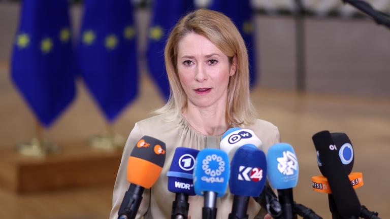 Kaja Kallas spricht bei ihrer Ankunft zum Treffen des EU-Außenministerrats in Brüssel über internationale Krisen und EU-Politik.
