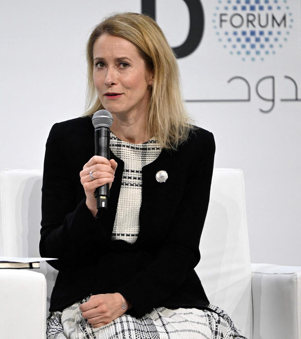 Die Vizepräsidentin der EU und Hohe Vertreterin für Außen- und Sicherheitspolitik, Kaja Kallas, spricht während einer Sitzung am Eröffnungstag des Doha-Forums, einer jährlichen diplomatischen Konferenz, in Doha am 06.12.2025. 