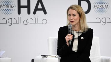 Die Vizepräsidentin der EU und Hohe Vertreterin für Außen- und Sicherheitspolitik, Kaja Kallas, spricht während einer Sitzung am Eröffnungstag des Doha-Forums, einer jährlichen diplomatischen Konferenz, in Doha am 06.12.2025. 