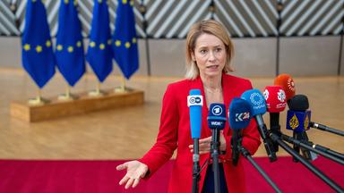 Die EU-Außenbeauftragte Kaja Kallas spricht mit den Medien bei ihrer Ankunft zum Treffen der EU-Außenminister im Europäischen Ratsgebäude