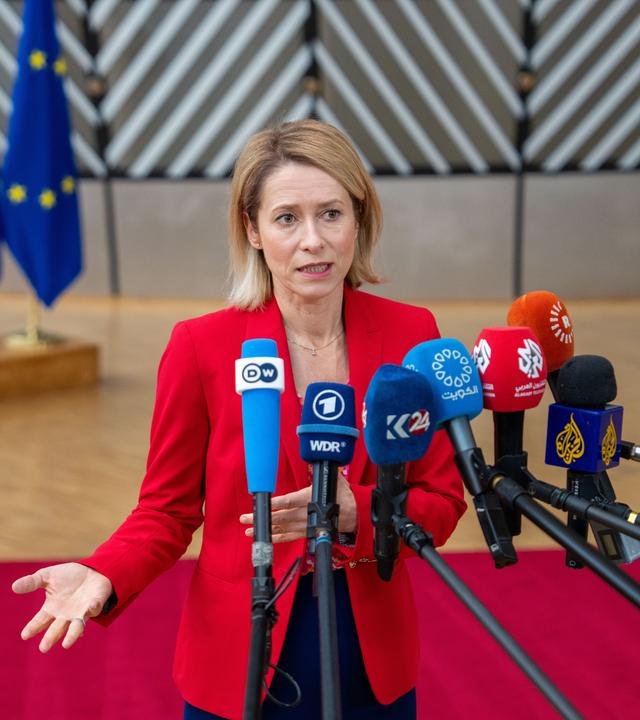 Die EU-Außenbeauftragte Kaja Kallas spricht mit den Medien bei ihrer Ankunft zum Treffen der EU-Außenminister im Europäischen Ratsgebäude