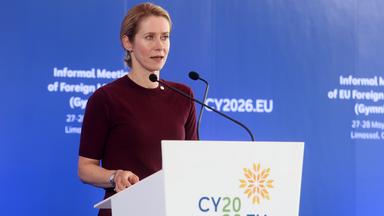 Die EU-Außenbeauftragte Kaja Kallas spricht auf dem EU-Außenministertreffen in Zypern