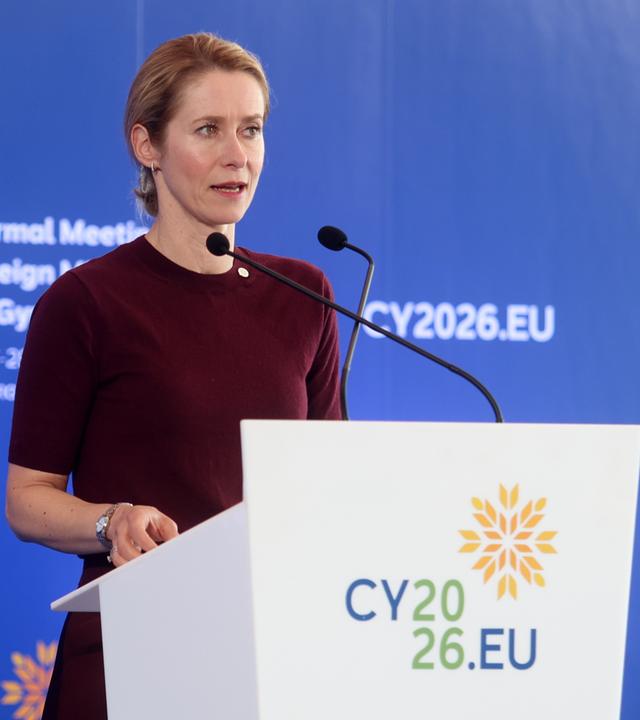 Die EU-Außenbeauftragte Kaja Kallas spricht auf dem EU-Außenministertreffen in Zypern