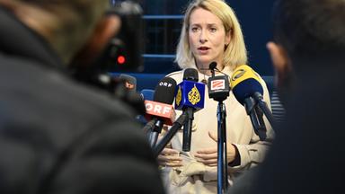Kaja Kallas, die Hohe Vertreterin der Europäischen Union (EU) für Außen- und Sicherheitspolitik, spricht bei einem EU-Außenministertreffen vor Journalistinnen und Journalisten.