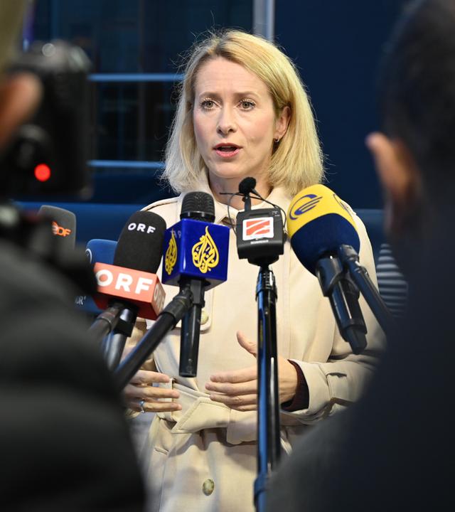 Kaja Kallas, die Hohe Vertreterin der Europäischen Union (EU) für Außen- und Sicherheitspolitik, spricht bei einem EU-Außenministertreffen vor Journalistinnen und Journalisten.