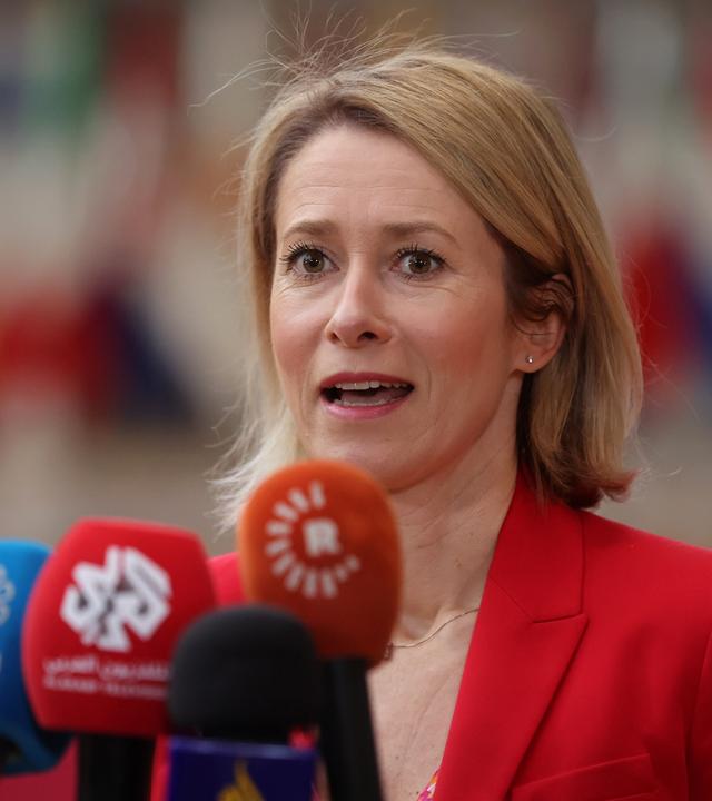 Kaja Kallas mit mehreren Mikros vor sich