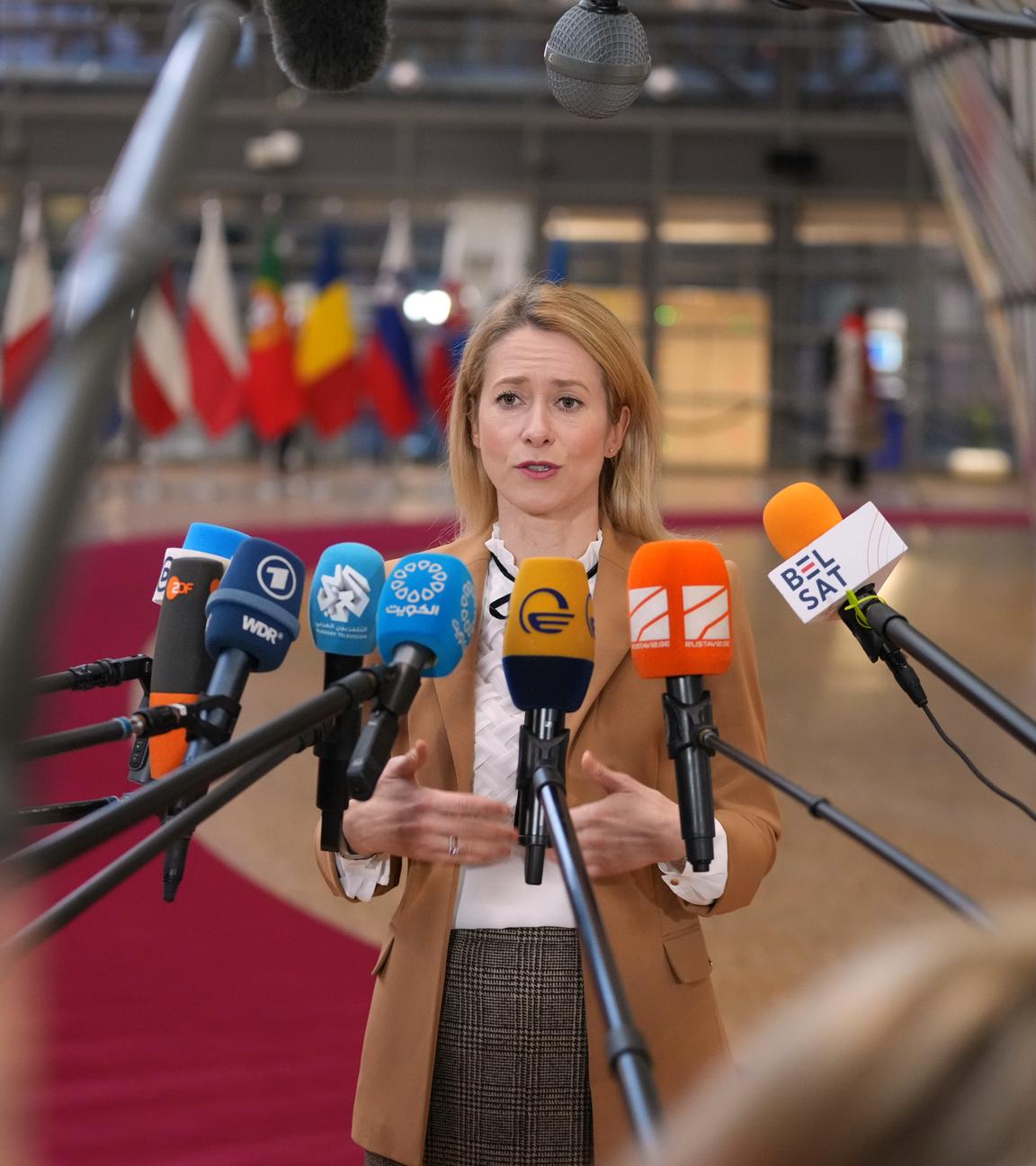 Kaja Kallas steht vor vielen Mikrofonen