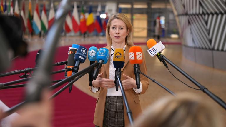 Kaja Kallas steht vor vielen Mikrofonen