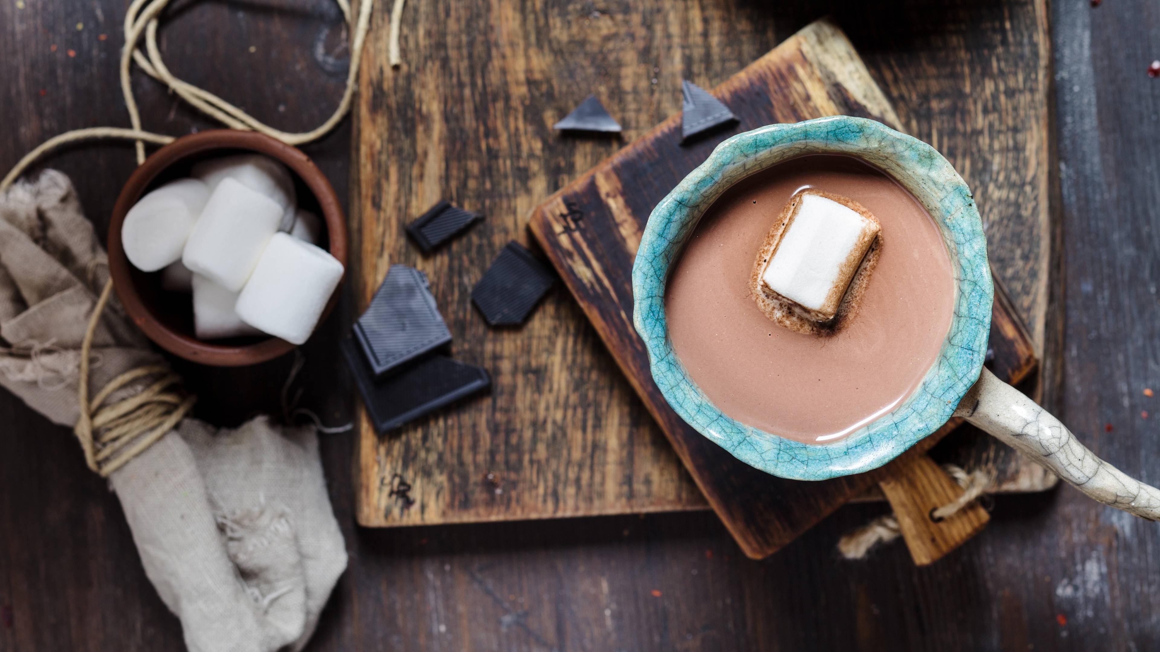 Tasse heiße Schokolade mit Marshmallow