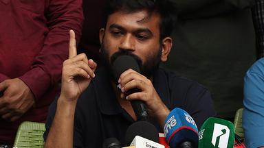 Abhijeet Dipke, Gründer der "Kakerlaken"-Protstbewegung bei einer Pressekonferenz in Neu Delhi, Indien an 15.10.2026.