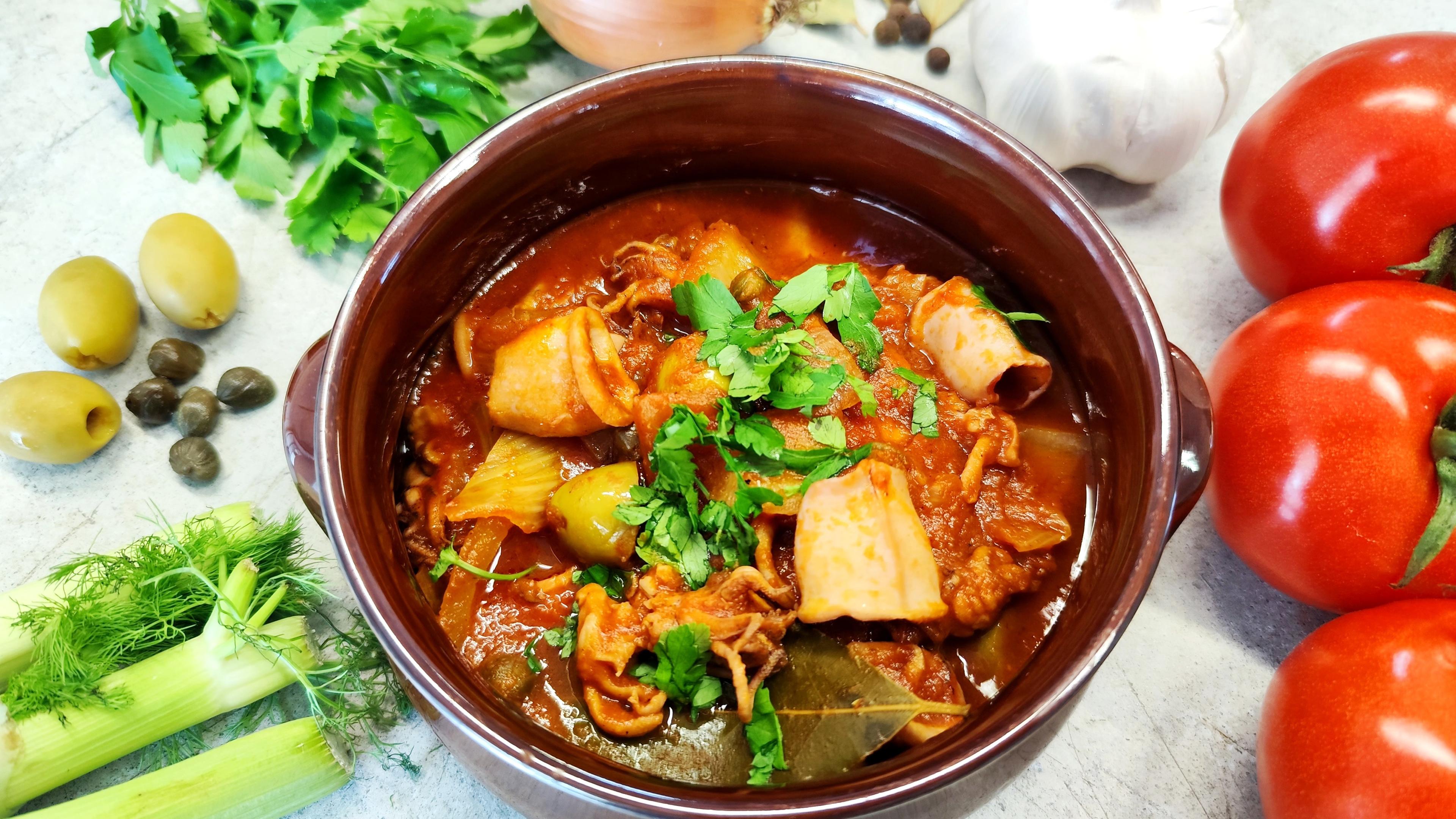 Kalamares in Tomatensoße