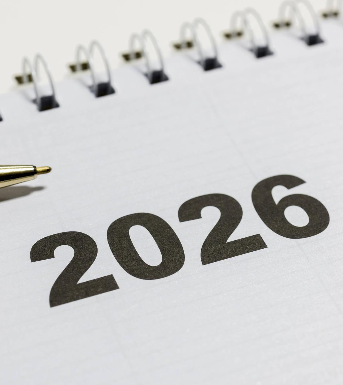 Kalenderblatt für das Jahr 2026 mit einem Stift daneben.