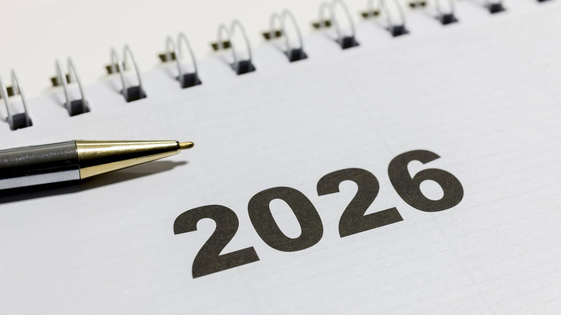 Kalenderblatt für das Jahr 2026 mit einem Stift daneben.