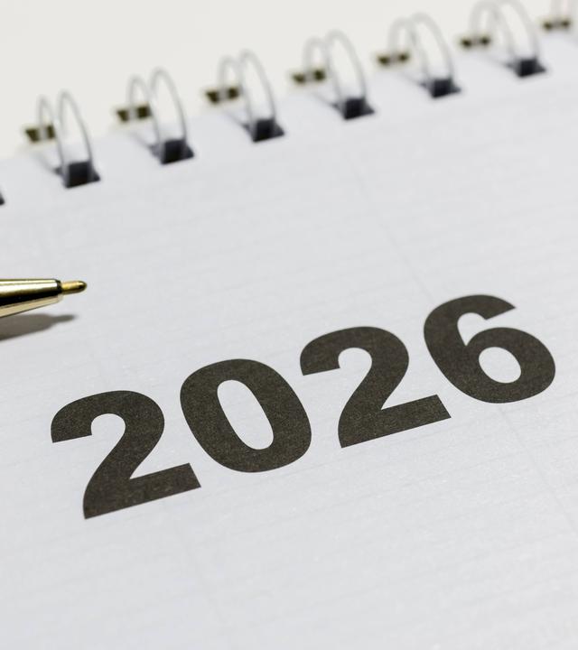 Kalenderblatt für das Jahr 2026 mit einem Stift daneben.