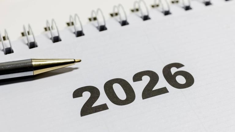 Kalenderblatt für das Jahr 2026 mit einem Stift daneben.