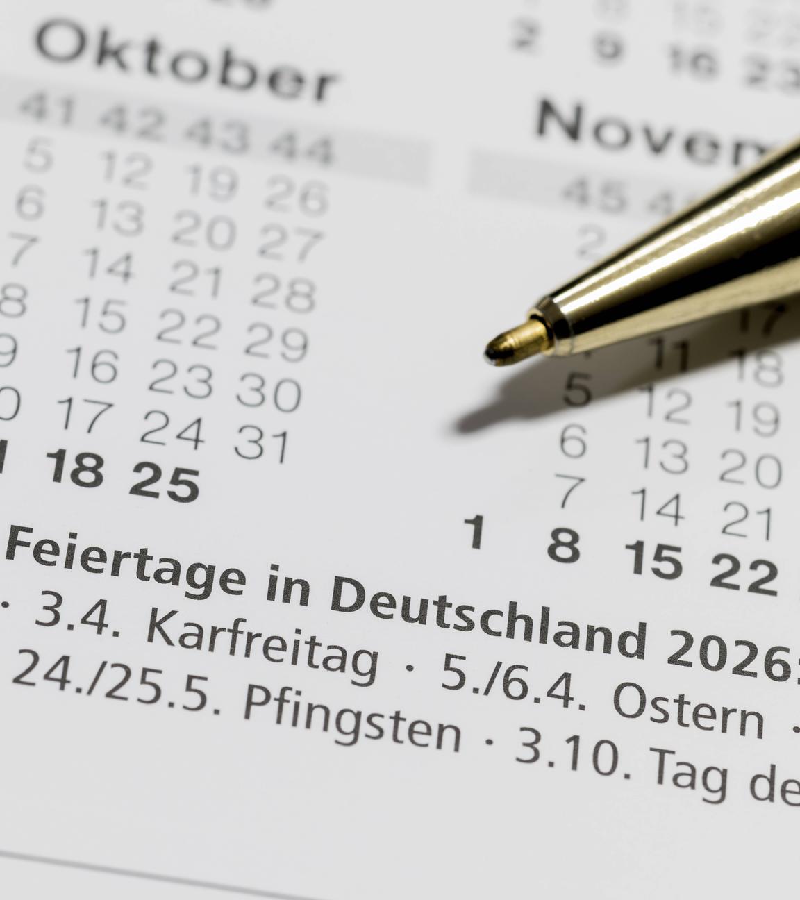 Ausschnitt eines Kalenders der Monate Oktober und November im Jahr 2026 mit gesetzlichen Feiertagen.