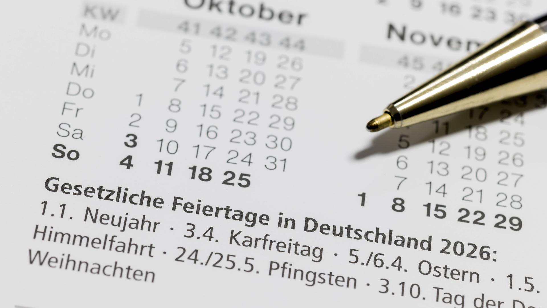 Ausschnitt eines Kalenders der Monate Oktober und November im Jahr 2026 mit gesetzlichen Feiertagen.