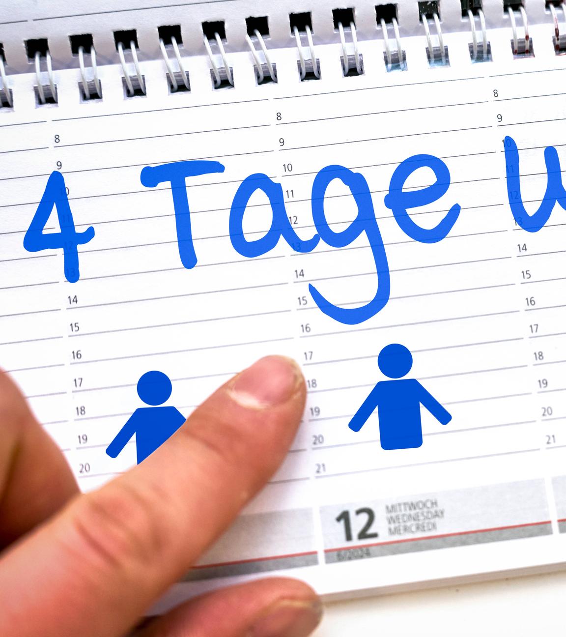 In einem Tischkalender ist eine  Vier-tage-Woche eingetragen.