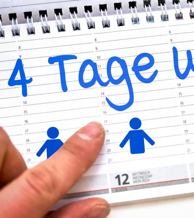 In einem Tischkalender ist eine  Vier-tage-Woche eingetragen.