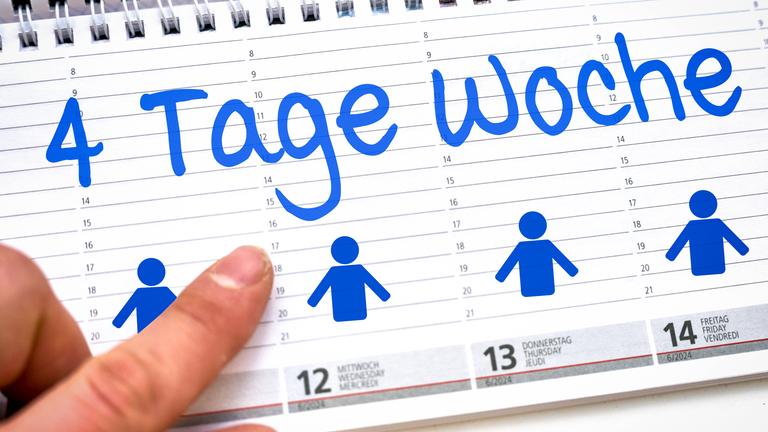 In einem Tischkalender ist eine  Vier-tage-Woche eingetragen.