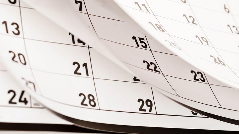 Abgebildet ist ein Kalender, dessen Seiten umgeblättert werden.