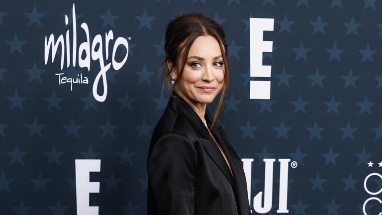 Schauspielerin Kaley Cuoco auf dem roten Teppich bei den 31. jährlichen Critics Choice Awards, die am 04.01.2026, im Barker Hangar in Santa Monica, Kalifornien, stattfanden.