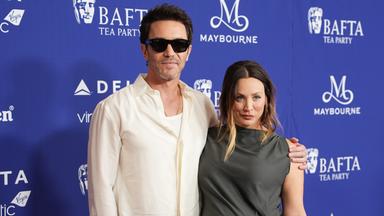 Auf dem Bild zu sehen ist das Schauspielpaar Kaley Cuoco und Tom Pelphrey