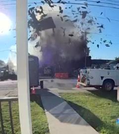 Eine Haustürkamera filmt eine Gas-Explosion in Kalifornien.