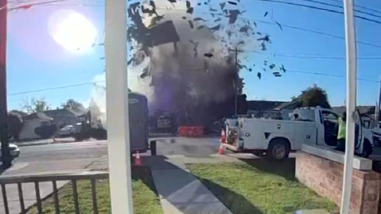 Eine Haustürkamera filmt eine Gas-Explosion in Kalifornien.
