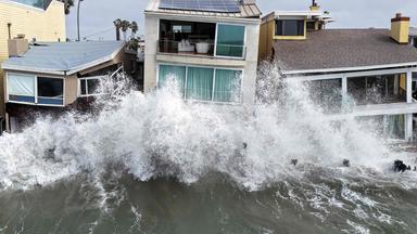 Eine Luftaufnahme zeigt, wie Wellen des Pazifiks am 11. Oktober 2026 in Long Beach, Kalifornien, gegen beschädigte Häuser branden.