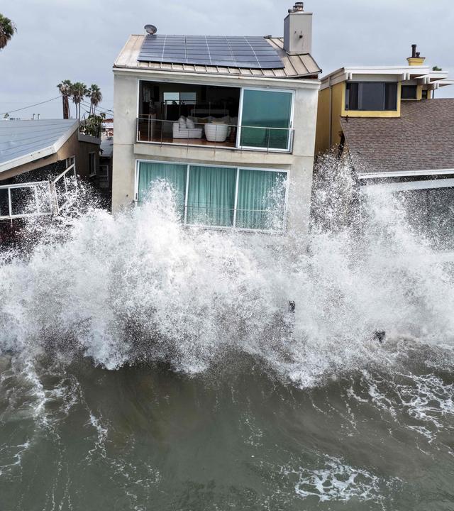 Eine Luftaufnahme zeigt, wie Wellen des Pazifiks am 11. Oktober 2026 in Long Beach, Kalifornien, gegen beschädigte Häuser branden.