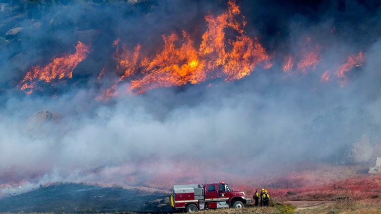 Feuerwehrleute des Pechanga Fire Department überwachen die Feuerlinie der Brandfront in Moreno Valley, Kalifornien.