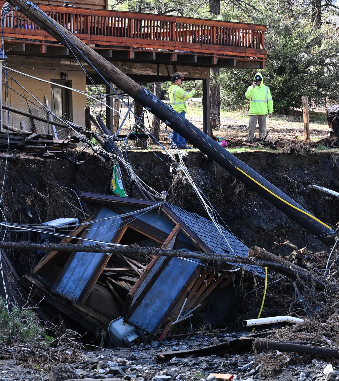 Ein durch einen Sturm beschädigtes Haus in Wrightwood.
