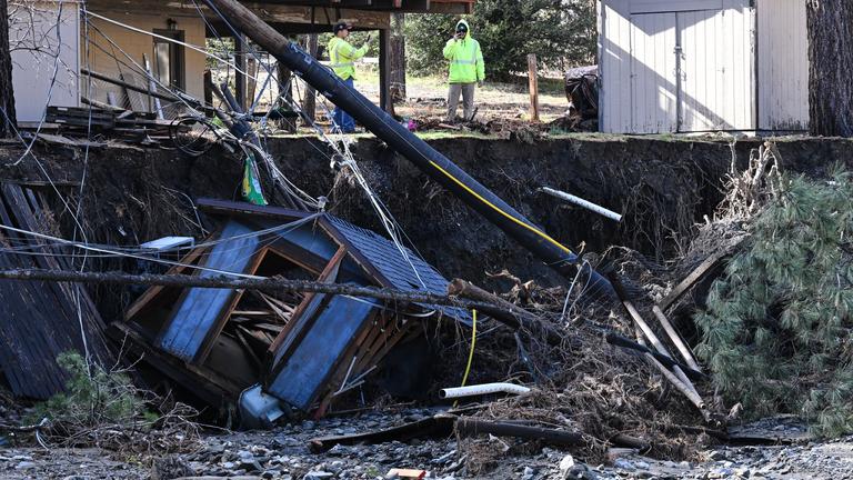 Ein durch einen Sturm beschädigtes Haus in Wrightwood.