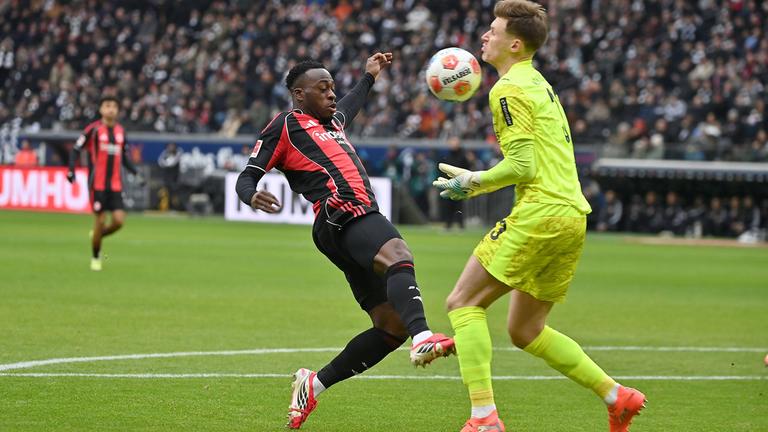 Frankfurts Stürmer Arnaud Kalimuendo scheitert beim Torschuss an Borussia Mönchengladbachs Torwart Moritz Nicolas