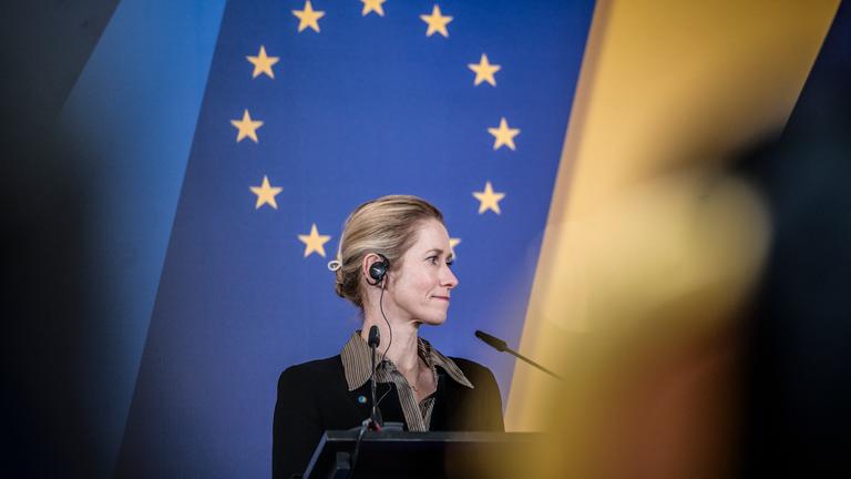 Ein vom Pressedienst des ukrainischen Außenministeriums zur Verfügung gestelltes Foto zeigt die Hohe Vertreterin der EU für Außen- und Sicherheitspolitik, Kaja Kallas, bei einer gemeinsamen Pressekonferenz mit der ukrainischen Außenministerin Sybiha in Kiew, Ukraine, am 31. März 2026, inmitten der russischen Invasion.