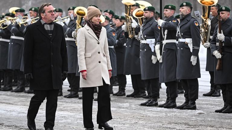 Berlin: Boris Pistorius (SPD), Bundesminister der Verteidigung, empfängt Kaja Kallas, Vizepräsidentin der EU-Kommission, mit militärischen Ehren.
