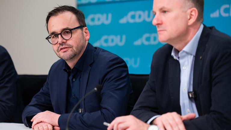 Jan Redmann (CDU, l), Fraktionsvorsitzender in Brandenburg, und Steeven Bretz (CDU), Parlamentarischer Geschäftsführer der Brandenburger Fraktion, sprechen bei einer Pressekonferenz.