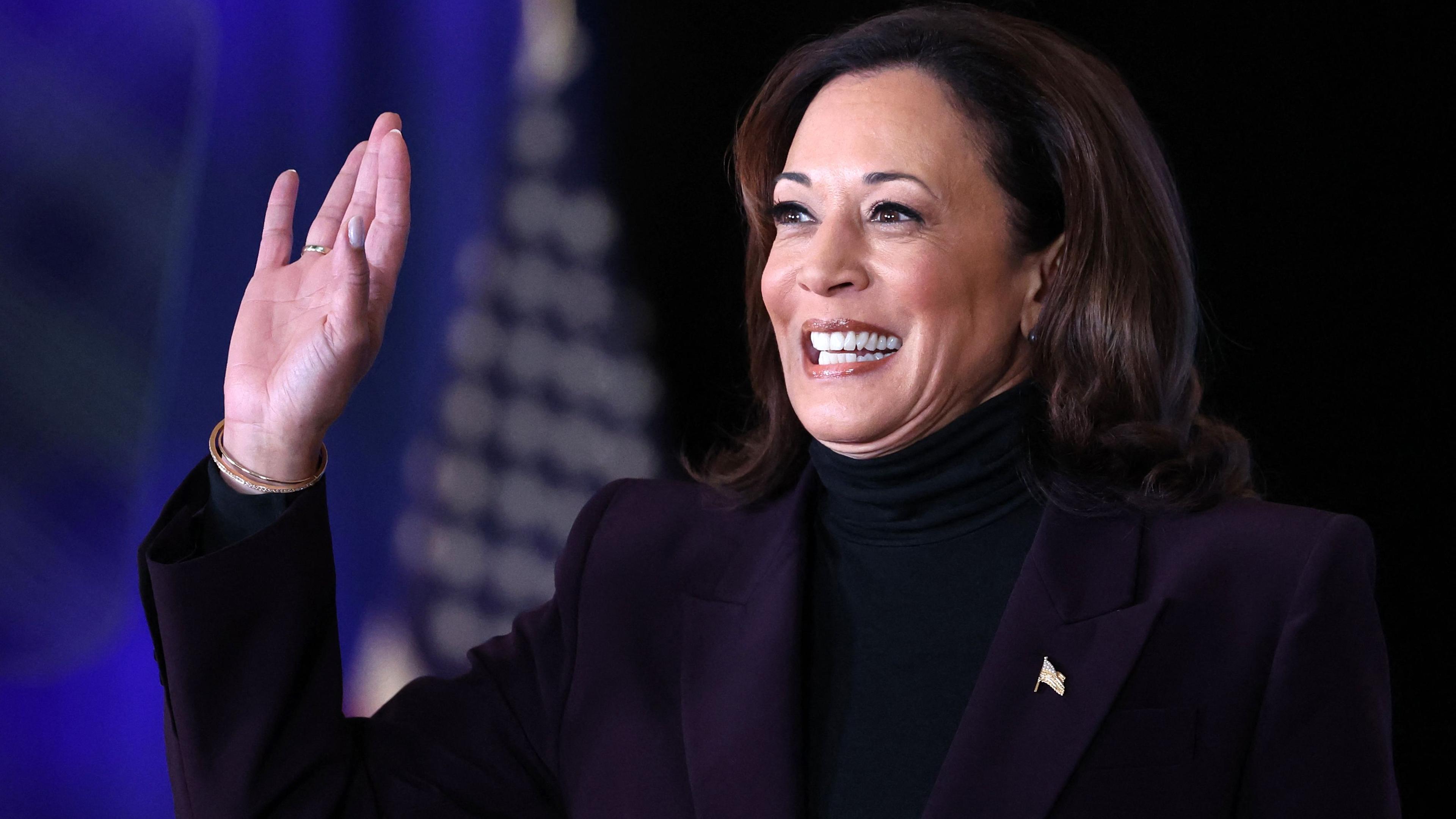 US-Vizepräsidentin Kamala Harris winkt bei der Ankunft auf der KI-Konferenz in London am 1. November 2023. (Archiv)