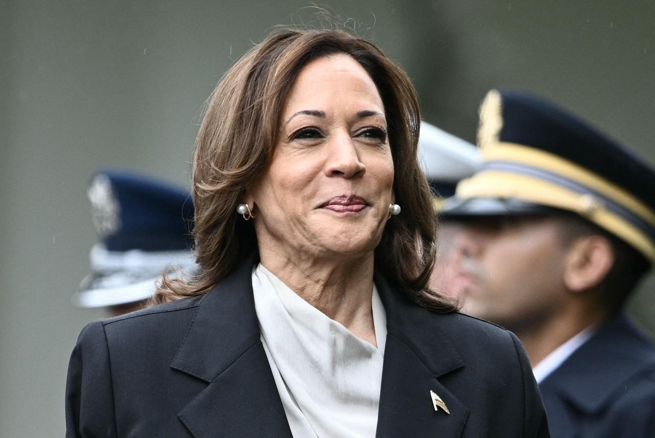 Kamala Harris lächelt, bevor sie während einer Veranstaltung zur Ehrung der Meisterschaftsmannschaften der National Collegiate Athletic Association der Saison 2023-2024 auf dem South Lawn des Weißen Hauses in Washington, DC am 22.07.2024 spricht.