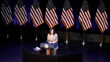 Kamala Harris hält eine Rede bei einer Wahlkampfveranstaltung in Pittsfield, Massachusetts, 27.07.2024.