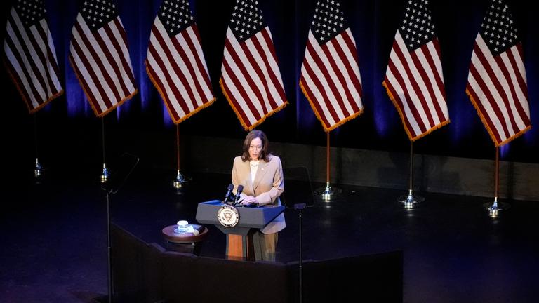 Kamala Harris hält eine Rede bei einer Wahlkampfveranstaltung in Pittsfield, Massachusetts, 27.07.2024.