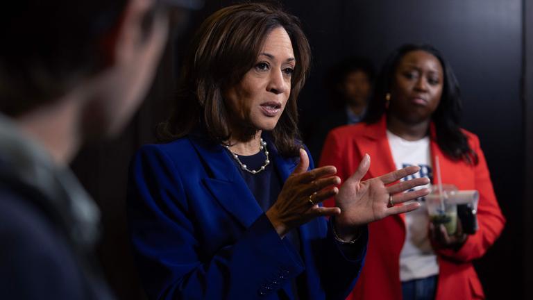 Kamala Harris bei einer Pressekonferenz im US-Bundesstaat Wisconsin