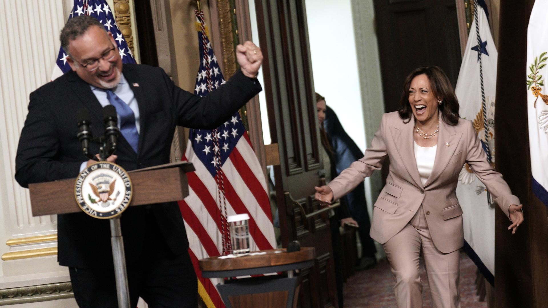Archiv: Kamala Harris und Miguel Cardona im Weißen Haus in Washington, DC am Mittwoch, 10.05.2023.