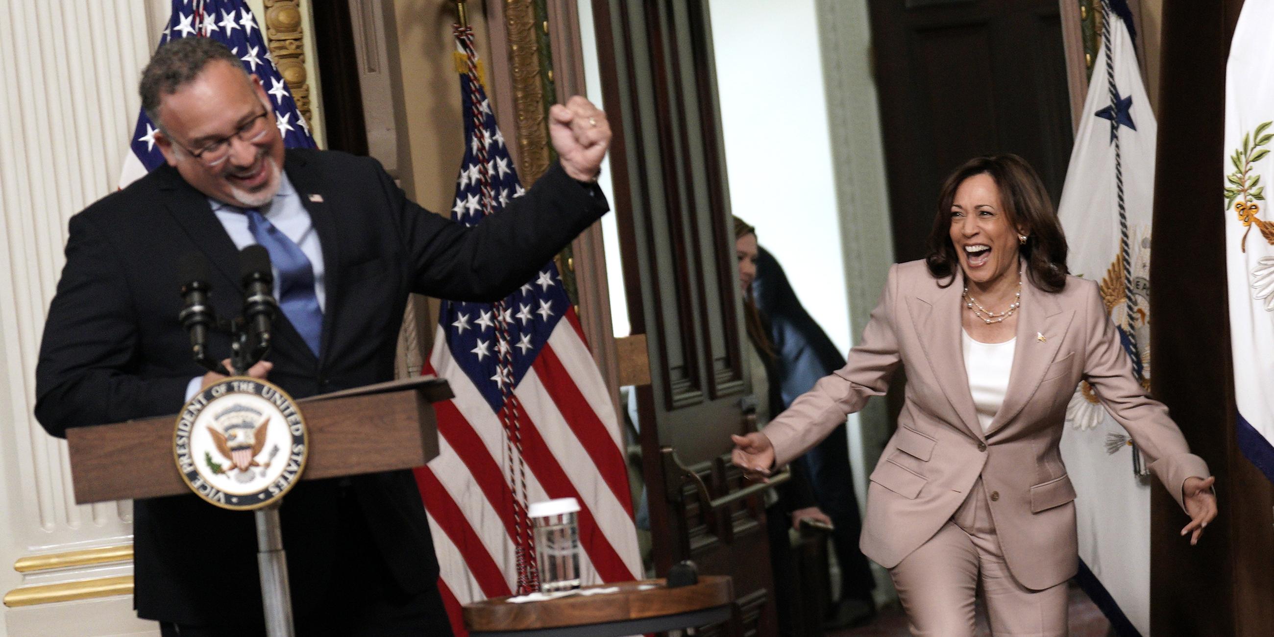 Archiv: Kamala Harris und Miguel Cardona im Weißen Haus in Washington, DC am Mittwoch, 10.05.2023.