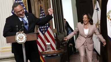 Archiv: Kamala Harris und Miguel Cardona im Weißen Haus in Washington, DC am Mittwoch, 10.05.2023.