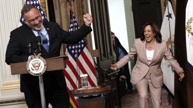 Archiv: Kamala Harris und Miguel Cardona im Weißen Haus in Washington, DC am Mittwoch, 10.05.2023.
