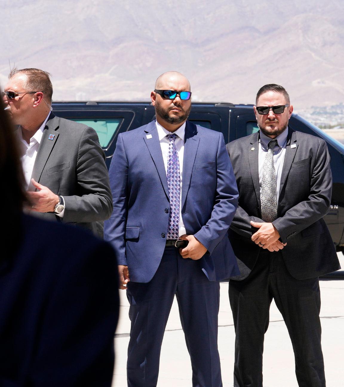 25.06.2021, El Paso, USA: US-Vizepräsidentin Kamala Harris spricht nach einem Besuch der Grenze am Flughafen El Paso – Secret-Service-Agenten sichern sie im Hintergrund.