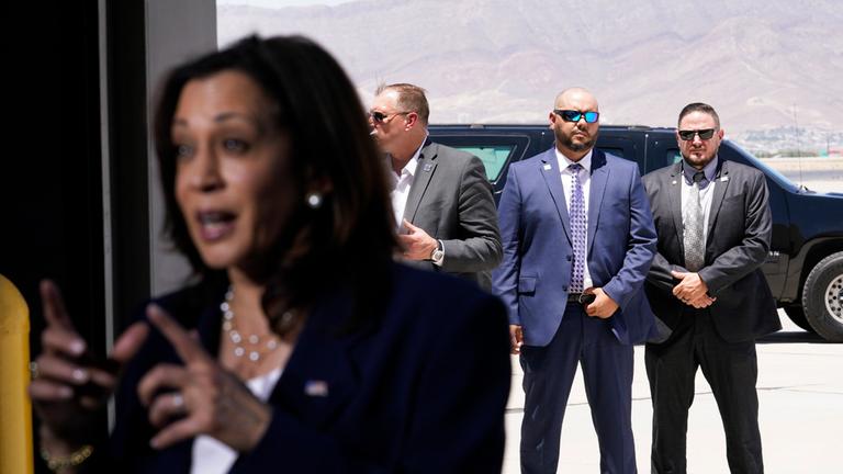 25.06.2021, El Paso, USA: US-Vizepräsidentin Kamala Harris spricht nach einem Besuch der Grenze am Flughafen El Paso – Secret-Service-Agenten sichern sie im Hintergrund.